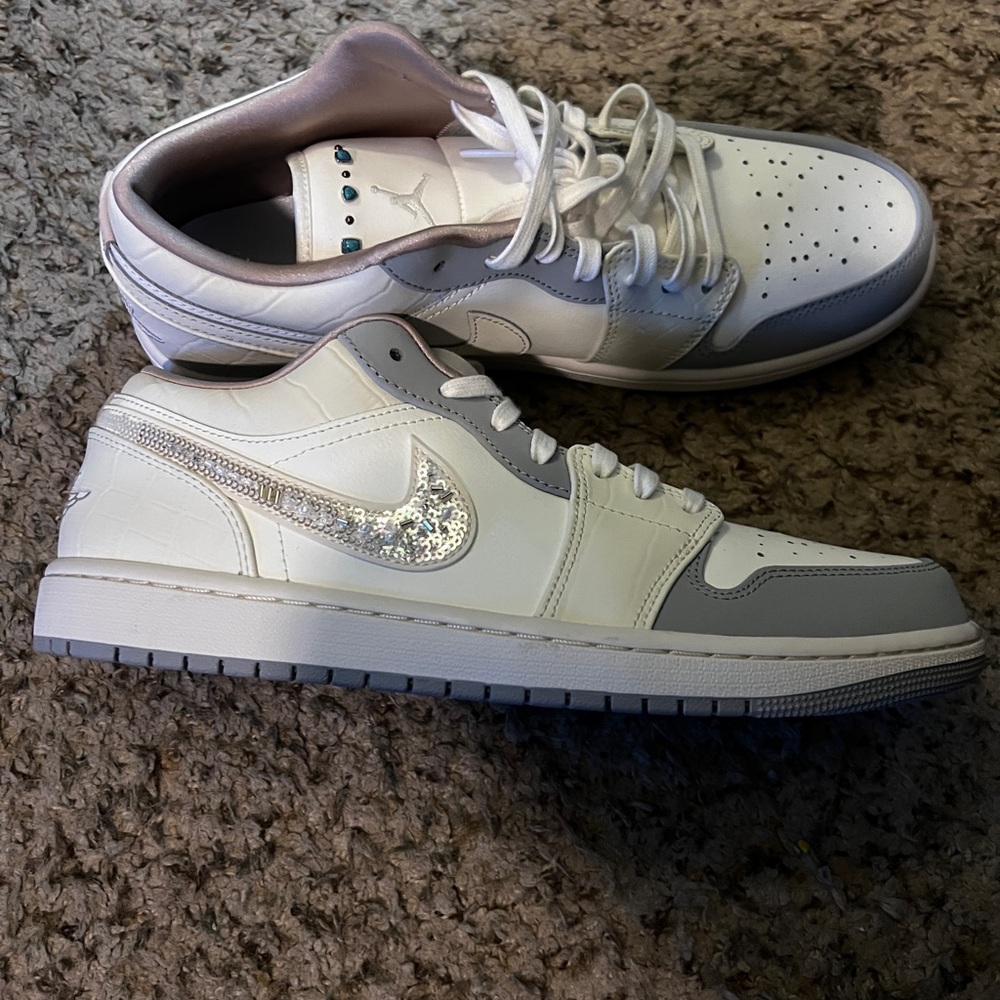 Jordan 1 Low
Sail Soft Pearl (Women's) size 12